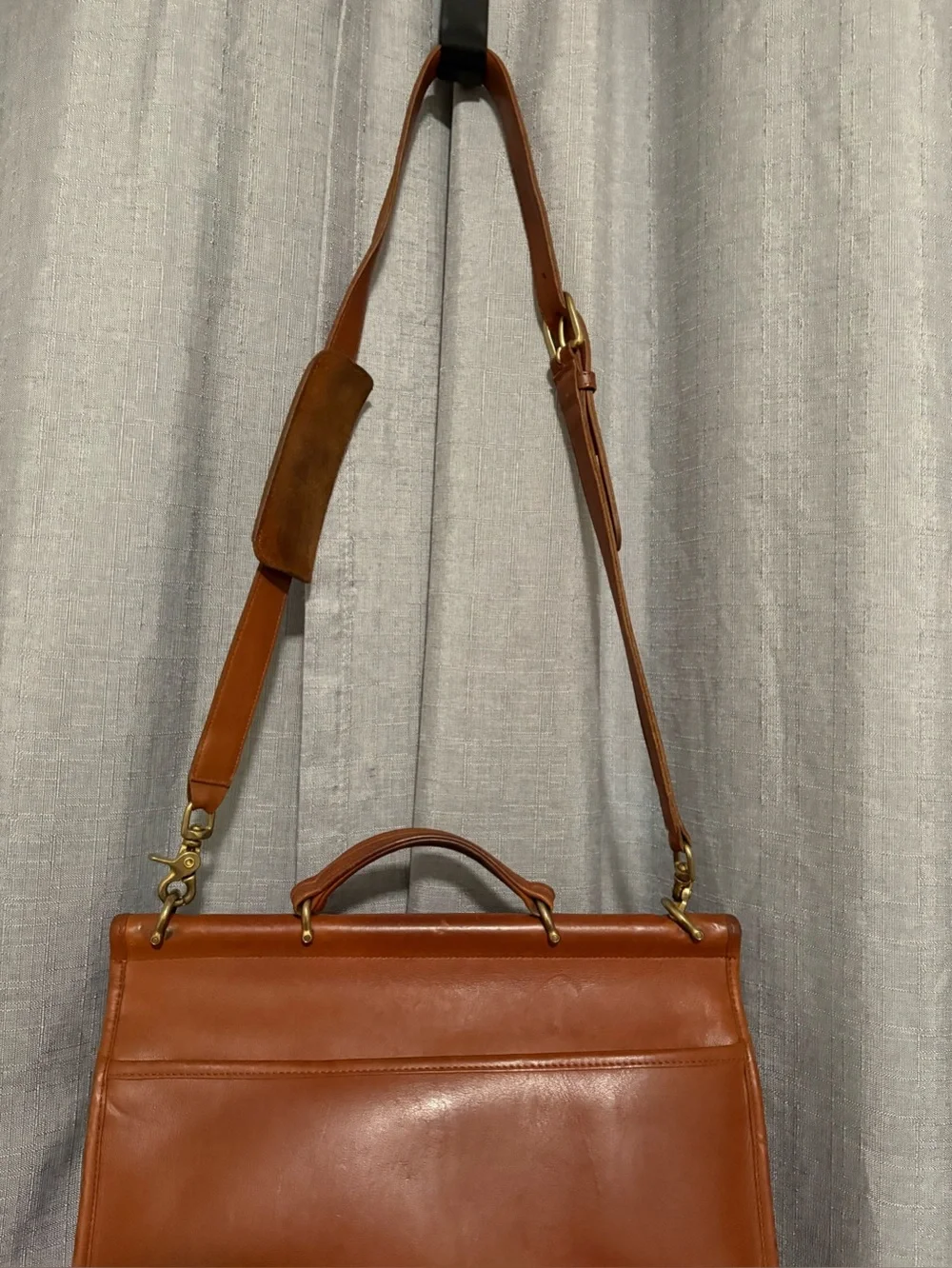Vintage Coach Dowel Field Bag (Style 9940) in British Tan